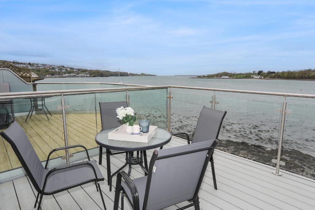 Waters Edge Ymyl Y Dwr, Y Felinheli