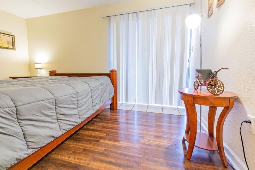 2-bed 1-bath apartment near I-24 Great location 전경