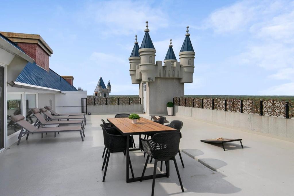 Extravagant 3 Level Penthouse at The Grand Castle, Grandville