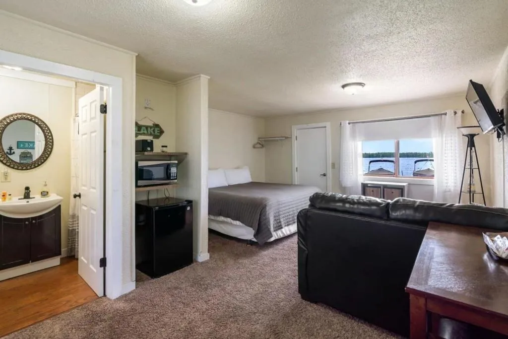 King Suite with Scenic Views at Fife Lake Lodge，位于Fife Lake的酒店