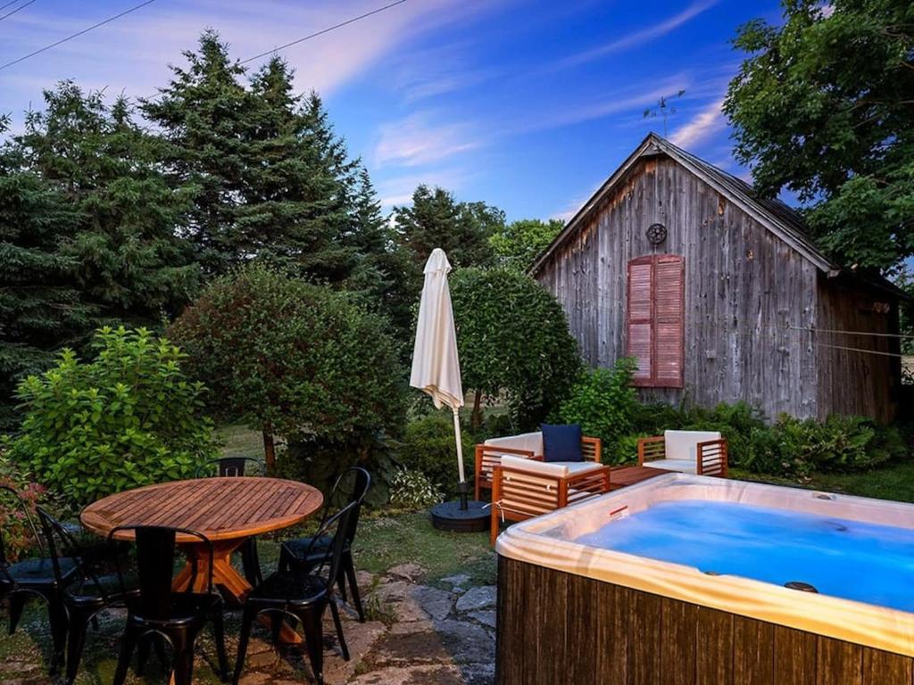 The Gem - Beautiful farmhouse with hot tub, West Lake