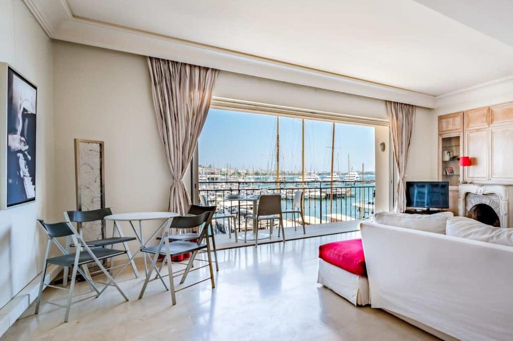 C096-Apt overlooking the Old Port the view is magical, Cannes