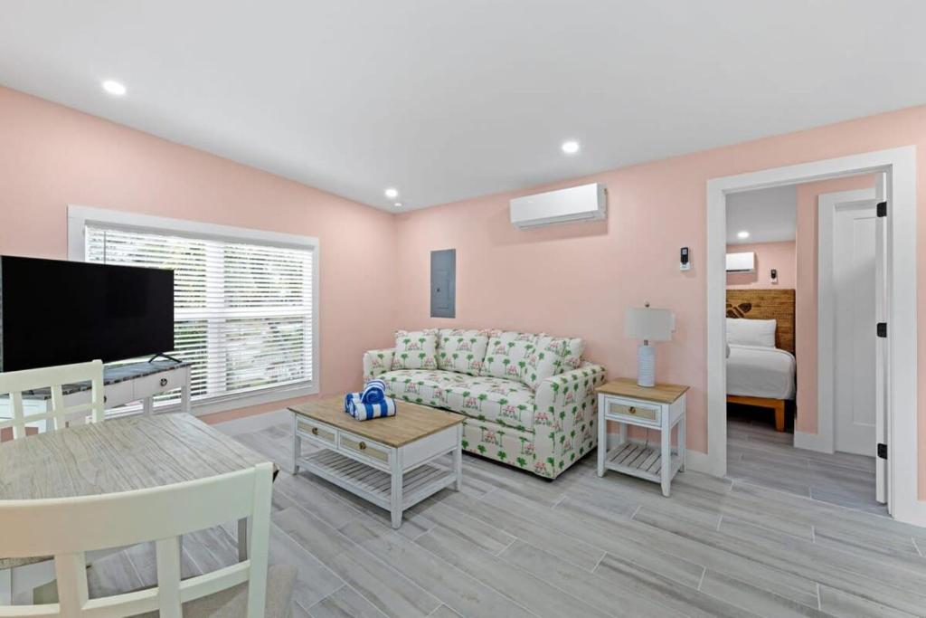 Charming Suite with Balcony and Bikes in Historic Sandpiper Inn, Sanibel