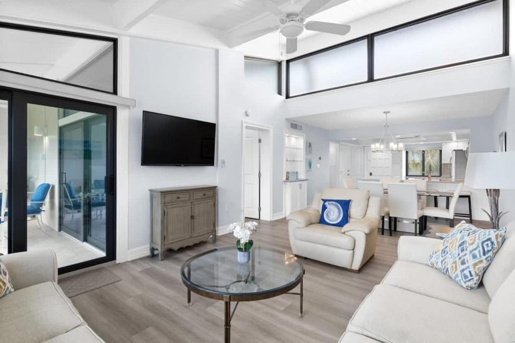 Loggerhead 253- Beachfront Residence w Vaulted Ceilings, Sanibel