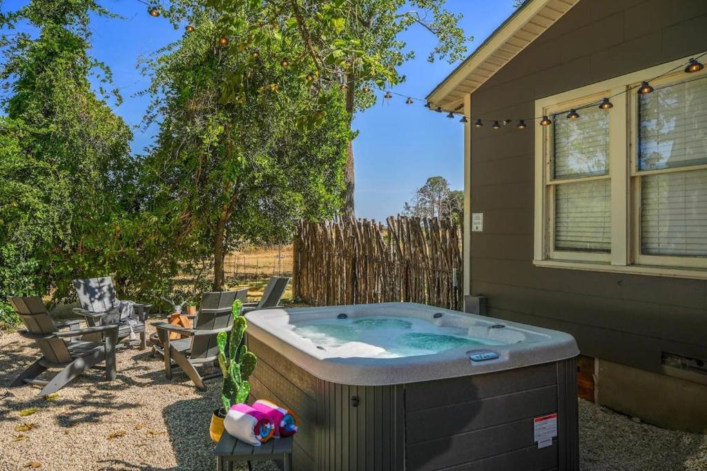 Cork & Cactus, close to Main St and pet-friendly!, Fredericksburg