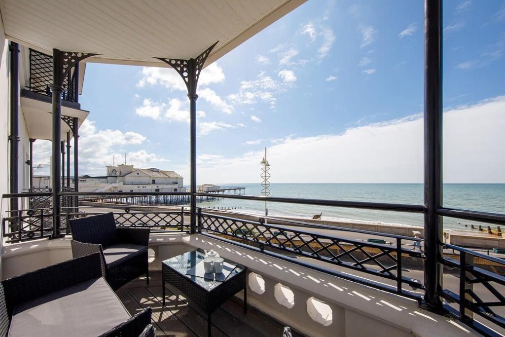 Panoramic sea views in beachfront apt w balcony, Bognor Regis