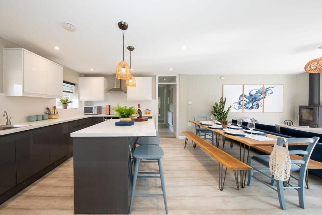 Bosham 3 BR Beach House with Garden & Playhouse, Chichester