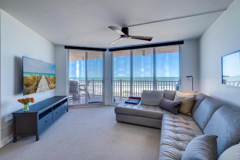 Bella Luna, 2 bed and 2 bath beachfront condo, Bradenton Beach