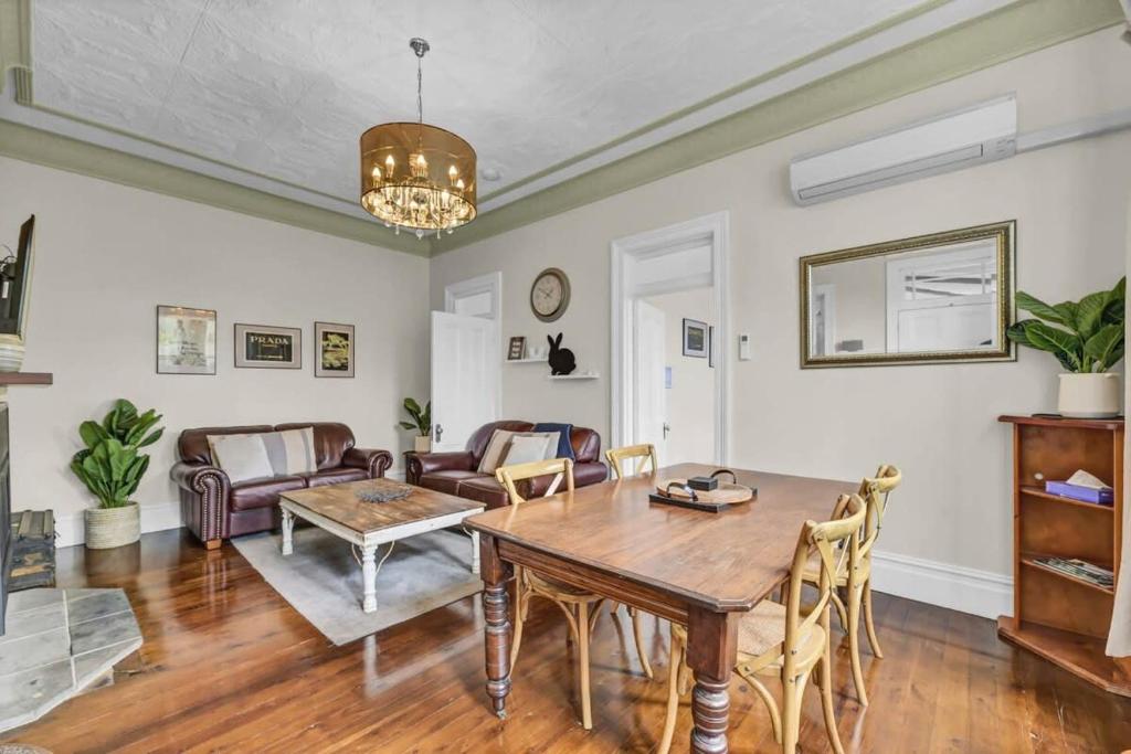 Edwina Suite II - Fireplace, Elegant Heritage Home, Orange