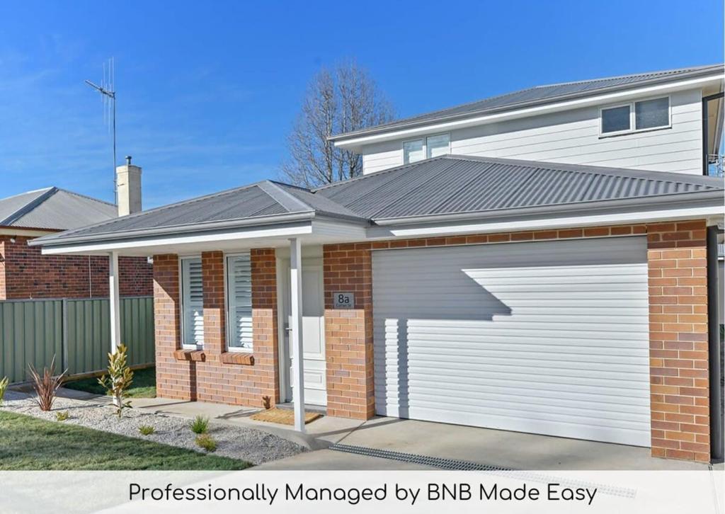 Cosy on Curran - CBD Escape, EV Plug, Firepit, Orange