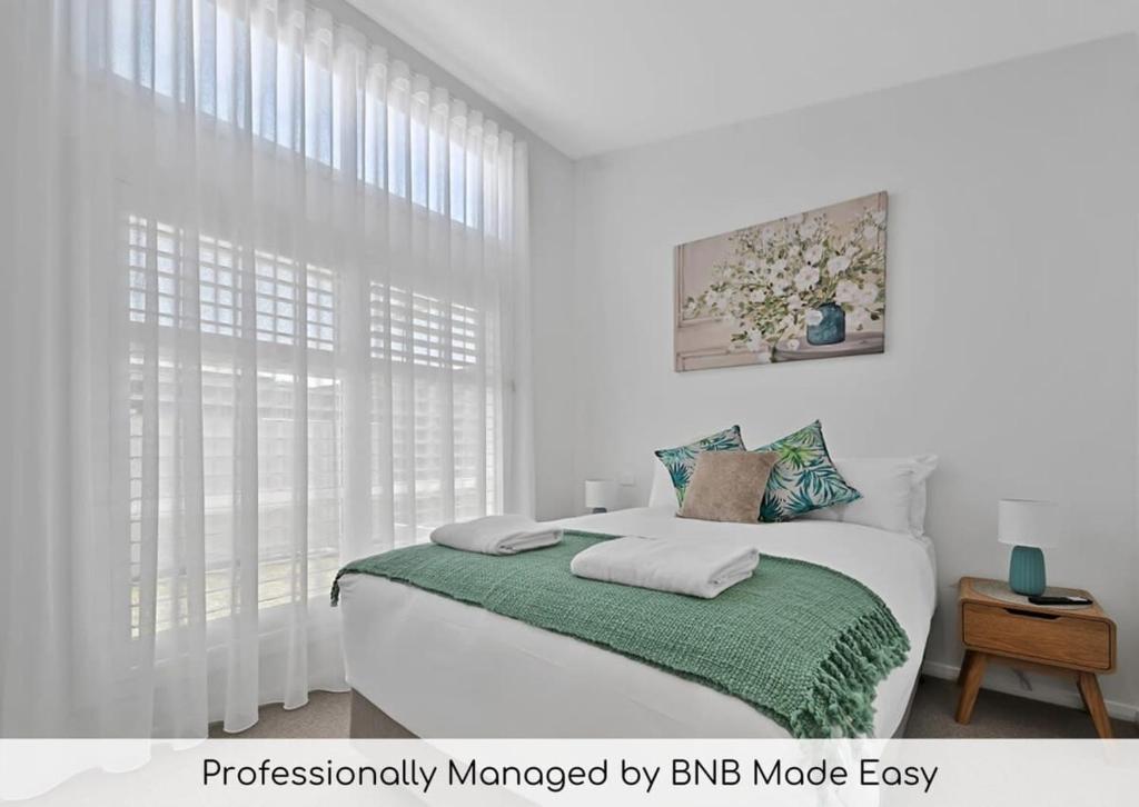 The Elm Apartments - The Sunshine Room, Orange