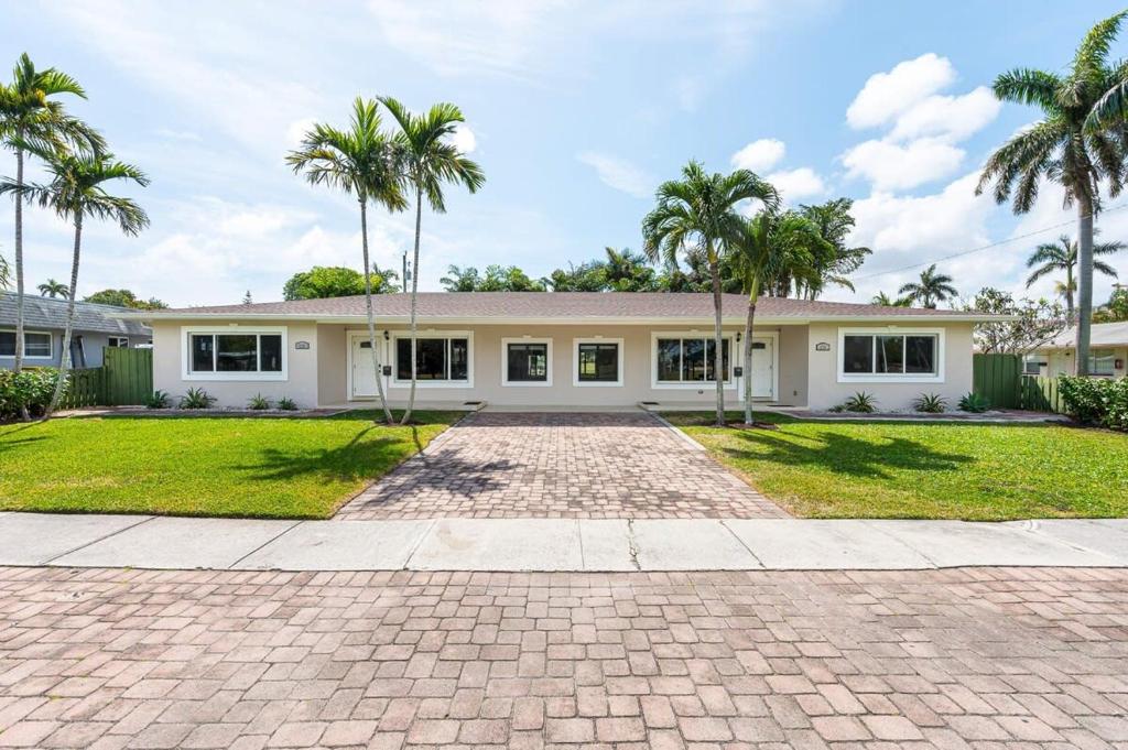 Massive Multi Family With Pool Near the Beach, Dania Beach