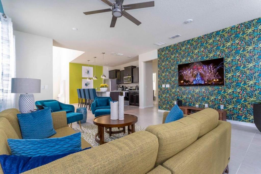 New & Fun Family Getaway - Super Cute Home, Davenport