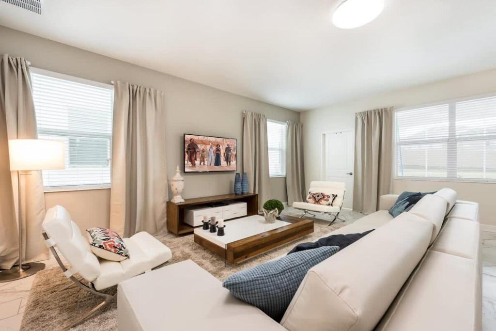 Private Pool, Modern Elegance, Ideal Locale, Davenport