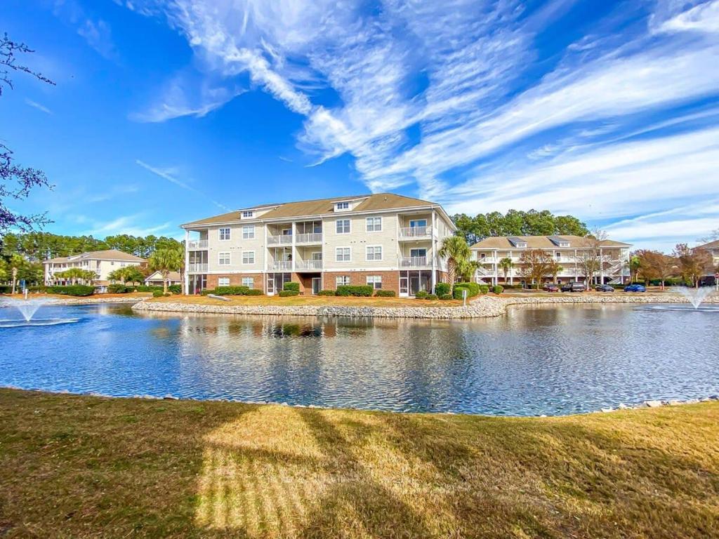 Lakefront at Barefoot Resort w Massive Waterfront Pool Close to Beach, North Myrtle Beach