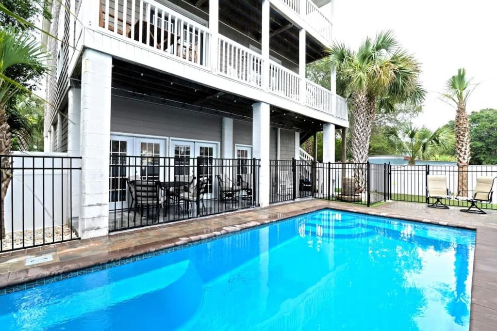 Sun and Games House w Swimming Pool Tons of Games Putting Green, Myrtle Beach