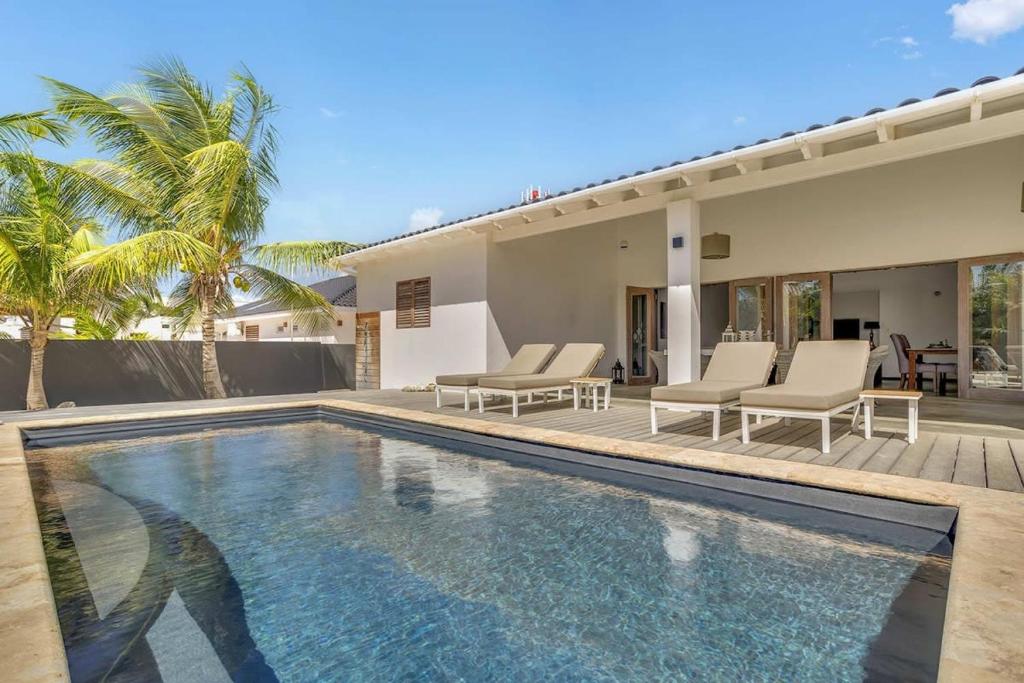 Kas Kaprikornio with Lovely Cooling Private Pool, Kralendijk