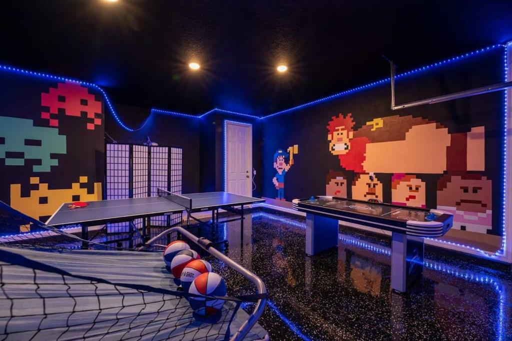 Awesome 9 Br-10 min to Disney w Game & Theme Rooms, Kissimmee