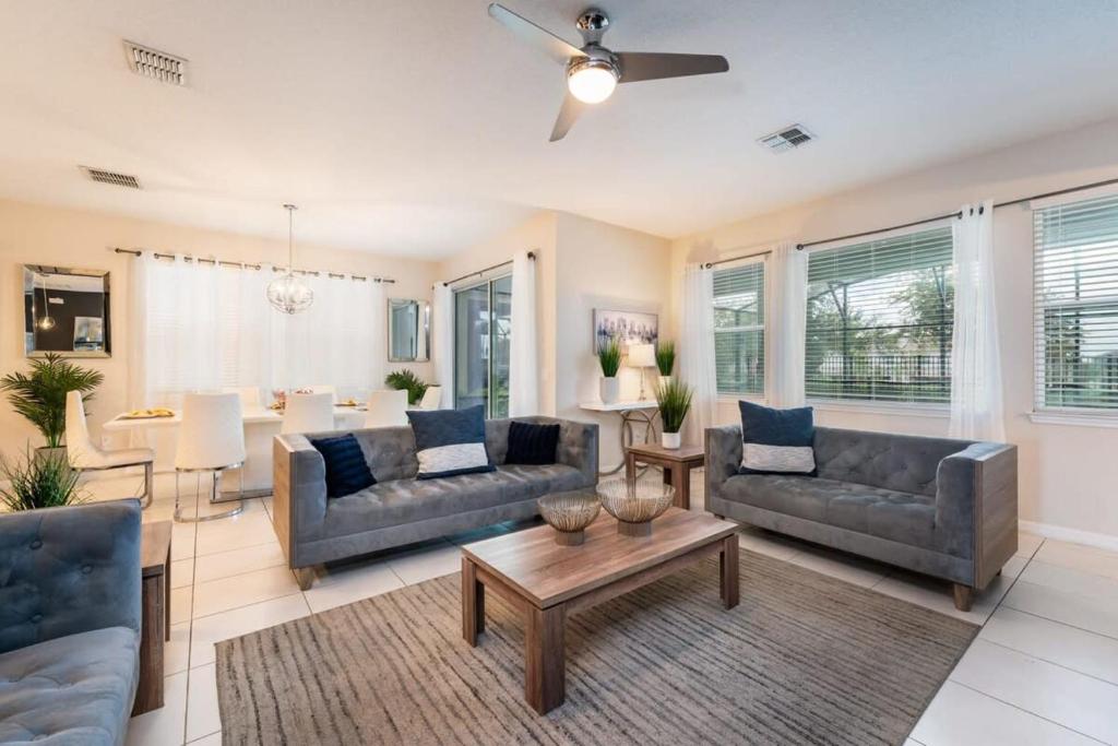 Gorgeous 7BR Villa w Pool Games Resort Access, Kissimmee