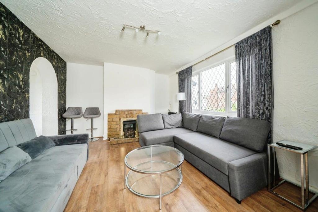 Charming 3BR House With Free Parking and Garden, Hounslow