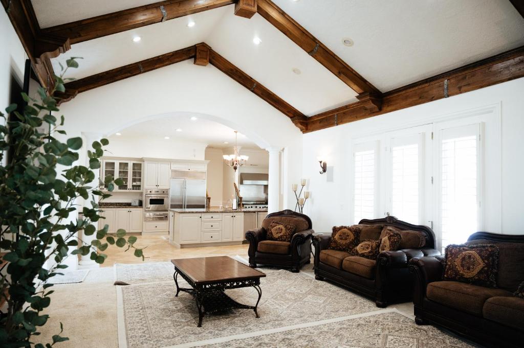 Large & Spacious Home, Sleeps 23+ near SLC, South Jordan