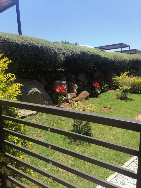 KwaSihle on Boundary is a charming 2 bedroomed unit that accommodates 4 people, situated in a peaceful and secure estate., Roodepoort