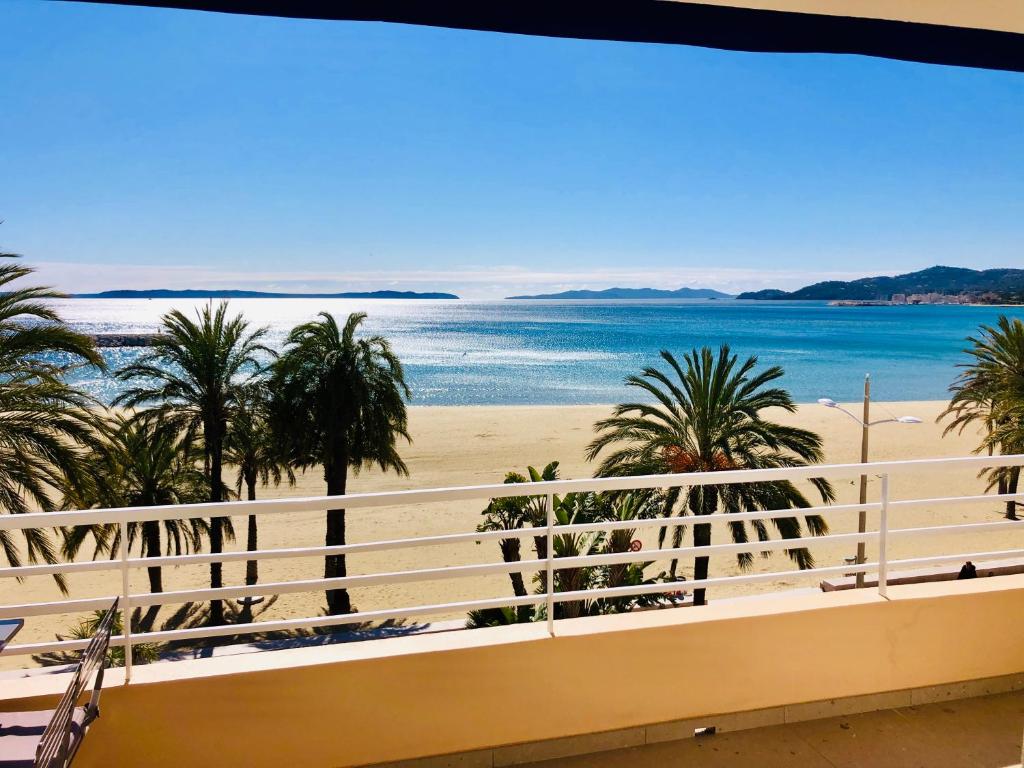 Appartement T3 lumineux traversant totalement neuf en face de la plage Front de mer vue sur les iles Vue mer panoramique assurée Résidence de la plage centre ville du Lavandou 3eme étage avec ascenseur Appartement T3 - 2