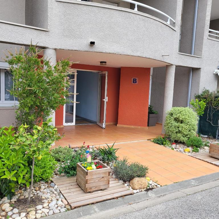 CLOS ST CYPRIEN Superbe T2 proche plage et port - terrasse - Piscine - parking - 5