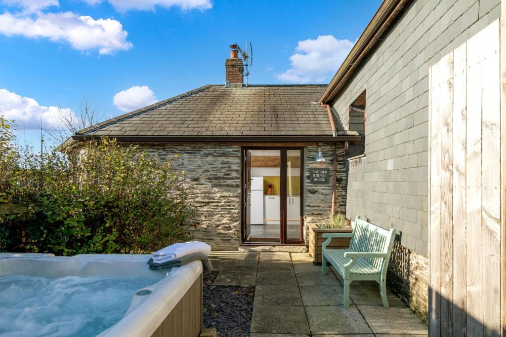 Old Round House with hot tub, Padstow