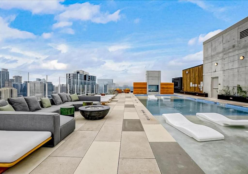2BR Luxury with Views and Rooftop pool in Austin, Austin