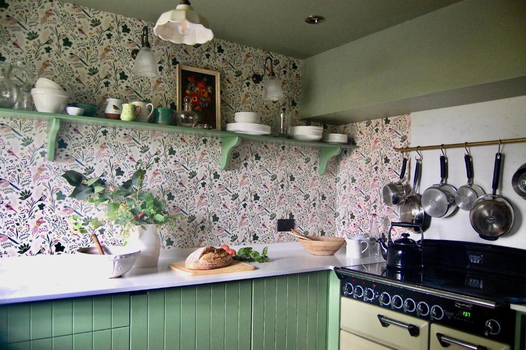 Little Cottage in Shipton-under-Wychwood - dog-friendly Cotswold cottage