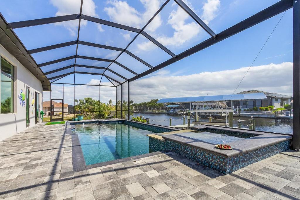 Gulf Access, Putting Green, Outdoor Kitchen, Heated Pool & Spa & MORE! - Villa Captain's Quarters, Matlacha