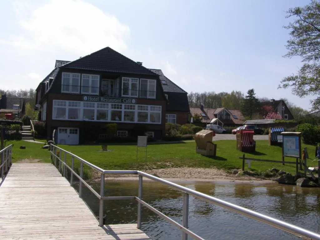 Hotel Fährhaus Niederkleveez, hotel in Bösdorf