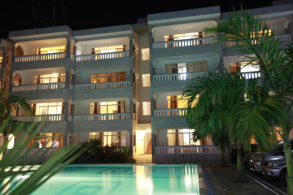 ไนติงเกล อพาร์ตเมนท์ (Nightingale Apartments)