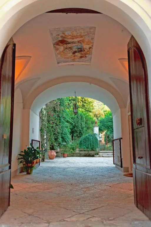 Palazzo Murat Luxury Rooms, hotel in Arienzo