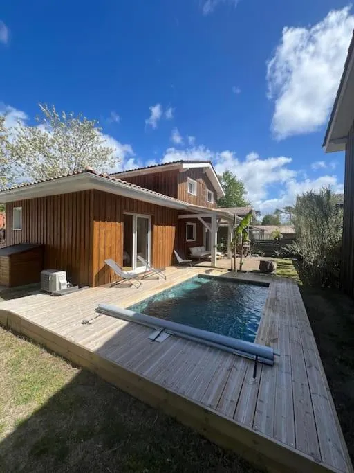 Villa avec piscine proche du lac, hotel in La Teste-de-Buch