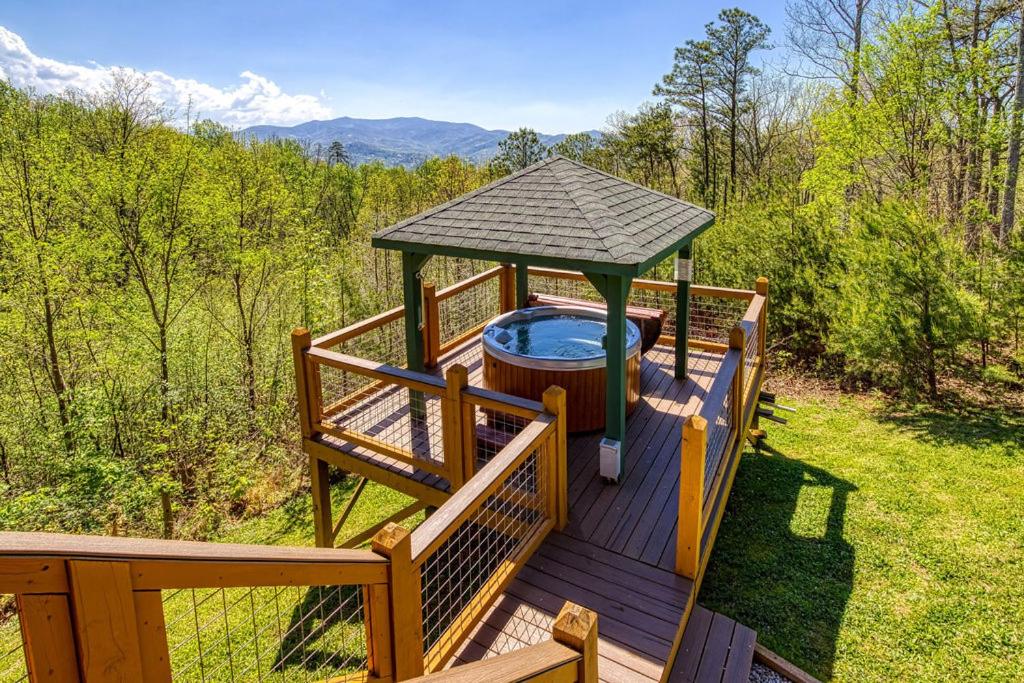Heavenly View, FREE Attraction tickets for each paid day, Resort Pool, Hot Tub, WIFI!, Gatlinburg