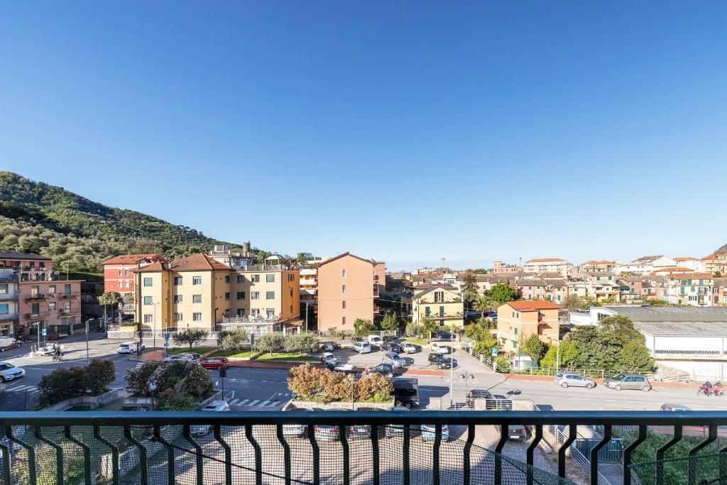 White and Grey, Levanto