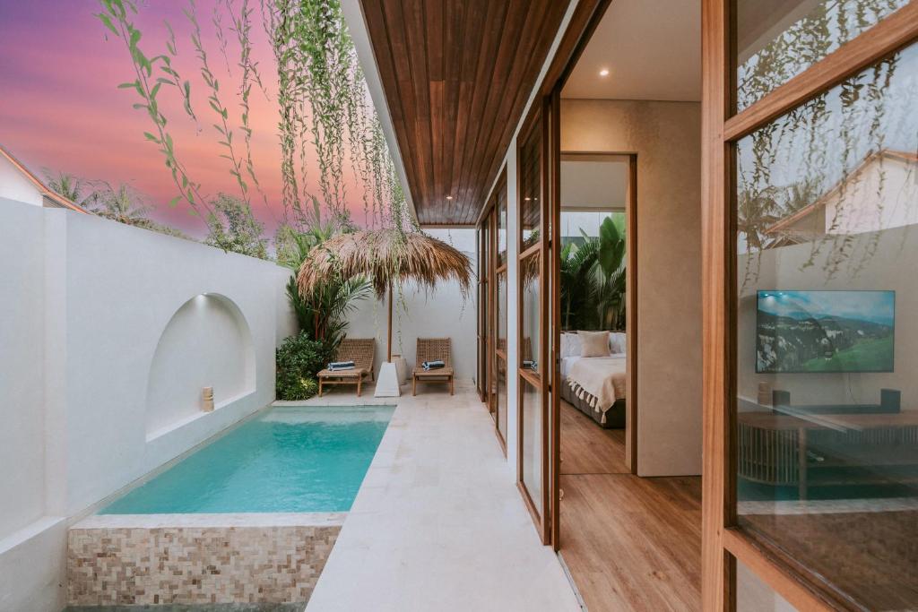Private Pool, Skylight Bathtub, Dreamy Pool and Serene Greenery in Canggu!, Canggu