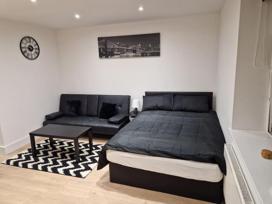 Modern, stylish and homely studio APT with separate kitchen and bathroom, Kent