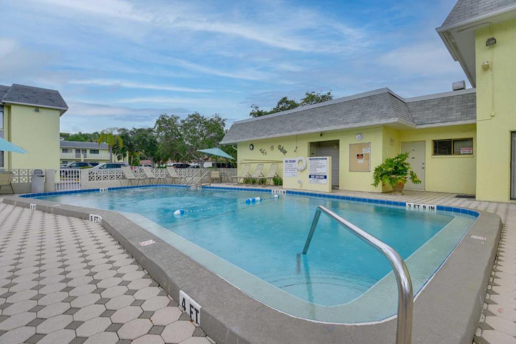 Siesta Key Condo with Heated Pool Less Than 1 Mi to Beach, Sarasota
