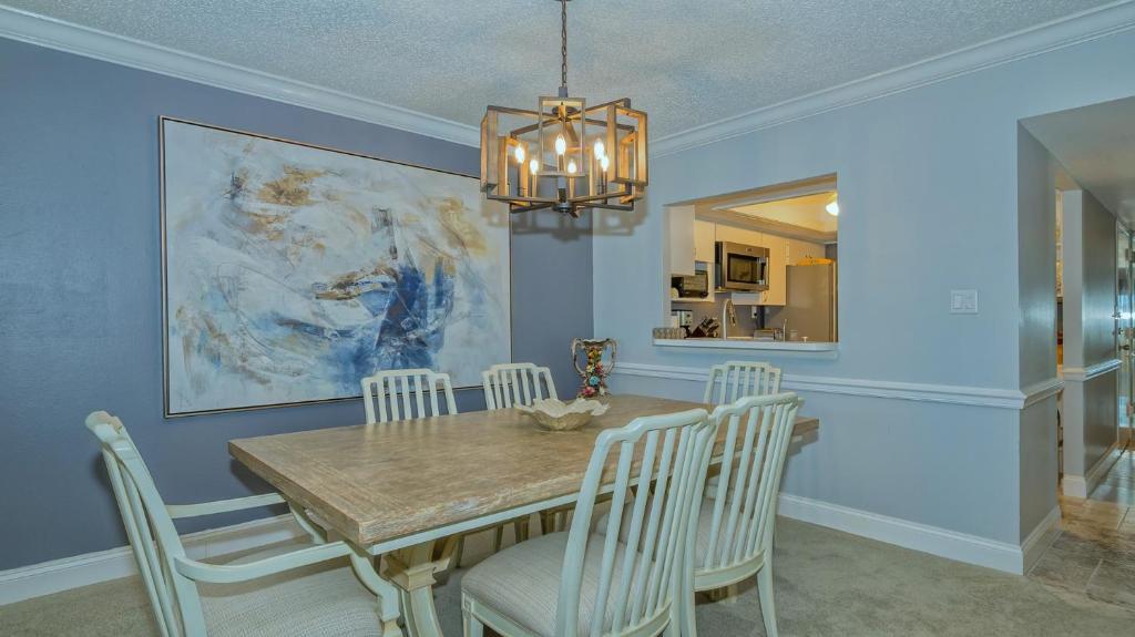 1055-805 8th Floor Condo with Abundant Light, Sarasota