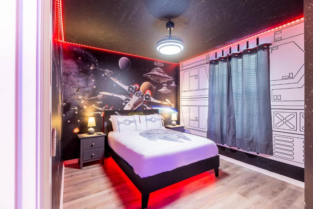 Themed Home wPvt Pool and Game Room in Resort, Davenport