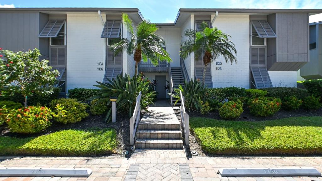 1128 PL Escape to this Pondside Paradise, Sarasota