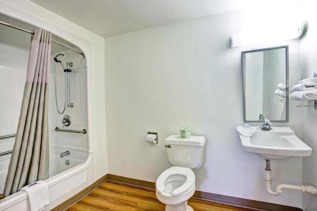 Travelodge by Wyndham Fayetteville photo