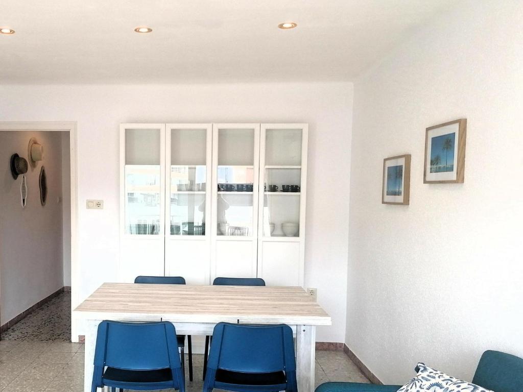 Apartamento en Segunda Línea de Playa con Terraza, WIFI y Parking en Santa Margarita - ES-258-120 - 3