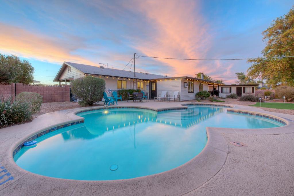 Private Home with Detached Casita - Pool & Putting Green, Scottsdale
