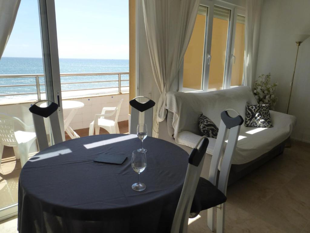 1 Bedroom Penthouse On Front Line Of The Beach - 4