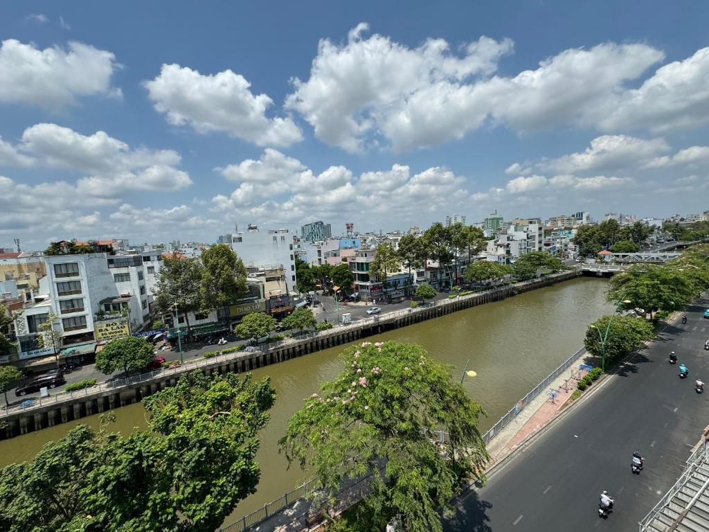 迪勒克斯西贡公寓 (DLux Saigon Condo)