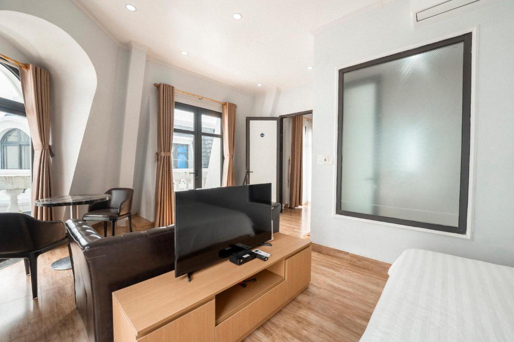 Riverside Row Apartment